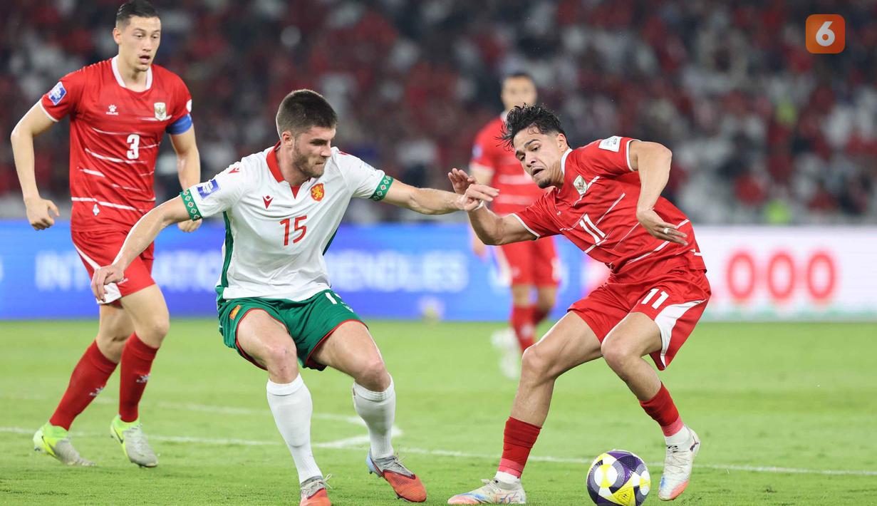 Gol tersebut memengaruhi ritme permainan Indonesia hingga akhir babak pertama. Skor 0-1 bertahan hingga waktu turun minum. Tampak dalam foto, pemain Timnas Indonesia, Ragnar Oratmangun (kanan) berebut bola dengan Petko Hristov (Bulgaria) pada laga final FIFA Series 2026 di Stadion Utama Gelora Bung Karno (SUGBK), Jakarta, Senin (30/3/2026) malam WIB. (Bola.com/M. Iqbal Ichsan)