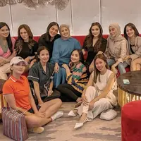 Outfit Nia Ramadhani Perdana Nongkrong dengan Geng Cendol