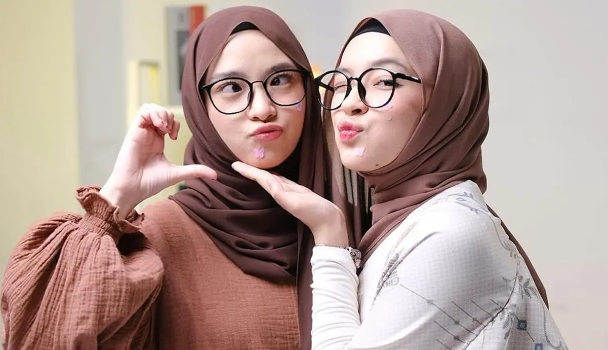 Baru-baru ini Nissa Sabyan dan Eca Aura terlihat bersama. Bahkan, pelantun Deen Assalam ini mengunggah momen bersama Eca Aura di akun Instagram pribadinya.(Liputan6.com/IG//@nissa_sabyan)