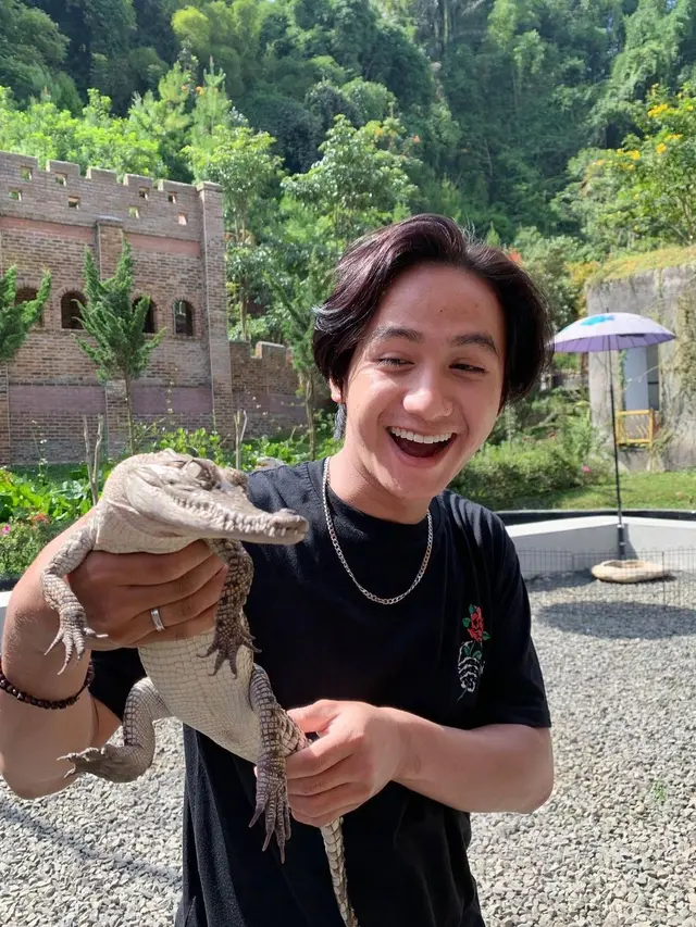Tampil Gondrong, Ini 7 Potret Bowo Alpenliebe yang Disebut Mirip Iqbaal