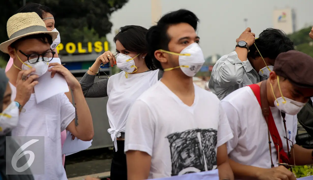 Artis dan aktivis menggelar aksi turun kejalan solidaritas #melawanasap di Patung Kuda kawasan Merdeka Barat, Jakarta, Jumat (9/10/2015). Aksi mendesak pemerintah beri pelayanan maksimal kepada seluruh korban kebakaran hutan. (Liputan6.com/Faizal Fanani)