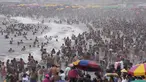 Ribuan orang bersenang-senang di pantai Agua Dulce di Lima, Peru, Minggu (29/1/2023). Peru berada di tengah gejolak politik sejak mantan Presiden Pedro Castillo dimakzulkan dan ditangkap karena mencoba membubarkan Kongres dan digantikan oleh Wakil Presidennya Dina Boluarte, yang memicu protes keras. (AP Photo/Martin Mejia)