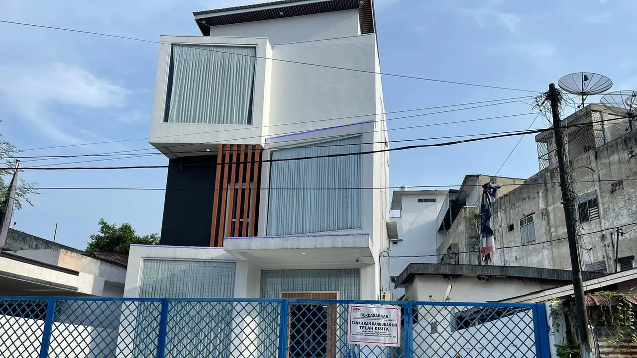 Komisi Pemberantasan Korupsi (KPK) menyita kantor Nasdem milik Bupati Labuhan Batu, Erik Adtrada Ritonga (EAR).