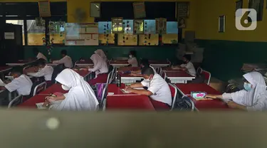Sejumlah murid SDN Kota Baru mengikuti ujian penilaian akhir sekolah di SDN Kota Baru 3 Bekasi, Jawa Barat, Senin (8/6/2021). Ujian yang dilaksanakan secara tatap muka tersebut diikuti kelas 4 dan 5. (Liputan6.com/Herman Zakharia)