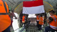 Bantuan kemanusiaan dari Indonesia untuk warga Rohingya di Rakhine State, Myanmar dimuat ke dalam pesawat, Rabu (20/9/2017). (Biro Pers Istana)