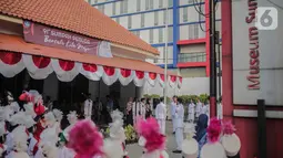 Anggota Paskibra mengibarkan bendera merah putih pada upacara peringatan Hari Sumpah Pemuda di Museum Sumpah Pemuda, Jakarta, Senin (28/10/2019). Upacara yang diikuti sejumlah pelajar ini diselenggarakan dalam rangka memperingati Hari Sumpah Pemuda ke-91. (liputan6.com/Faizal Fanani)