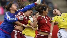Duel udara kiper Meksiko Cecilia Santiago (kiri) saat timnya berhadapan 2015.. (EPA/CJ Gunther)