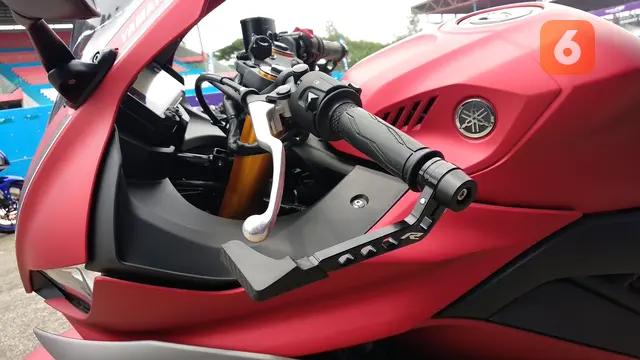 Yamaha R25 dengan aksesori resmi