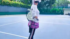 Syahrini jarang tampil di layar kaca televisi. Meski begitu, ia tetap aktif unggah foto-foto terkininya di Instagram. Berbagai kegiatan Syahrini sering diunggah di Instagram termasuk saat berolahraga. Salah satu olahraga yang belakangan ini digeluti Syahrini yakni bermain tenis. (Liputan6.com/IG/princessyahrini)