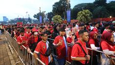 Meski sempat diguyur hujan, ribuan suporter tampak memadati area Stadion Utama Gelora Bung Karno (SUGBK) jelang dimulainya laga persahabatan FIFA Matchday antara Timnas Indonesia menghadapi Argentina, Senin (19/6/2023). Mereka berbondong ingin menyaksikan timnas kesayangan menghadapi juara Piala Dunia 2022, Argentina yang sayangnya tak diperkuat sang megabintang, Lionel Messi. (Bola.com/M Iqbal Ichsan)