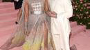 Priyanka Chopra (kiri) dan Nick Jonas kompak tampil dengan pakaian nuansa putih dan perak saat menghadiri Met Gala 2019 bertema Camp: Notes on Fashion di The Metropolitan Museum of Art, New York, Amerika Serikat, Senin (6/5/2019). (Photo by Evan Agostini/Invision/AP)