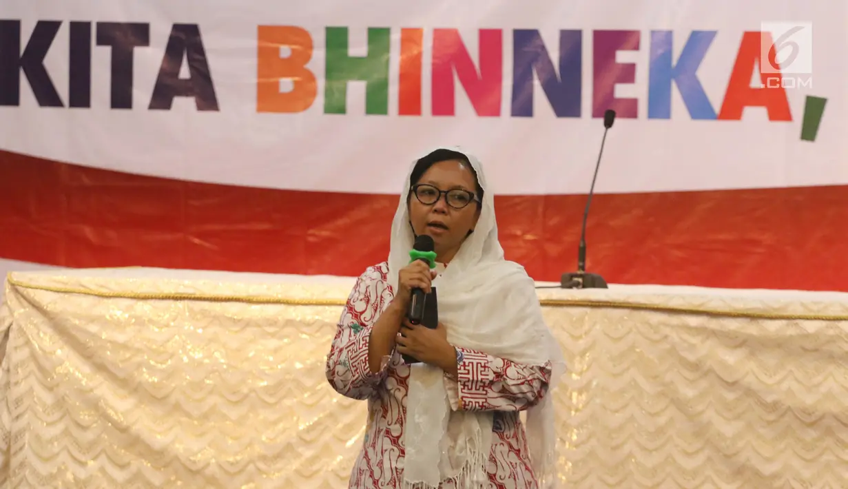 Putri Presiden Indonesia ke-4 KH Abdurrahman Wahid, Alissa Wahid memberikan sambutan di Gereja Katedral, Jakarta, Jumat (1/6). Kegiatan tersebut digelar komunitas Kerja Bakti Demi Negeri sambil buka puasa bersama. (Liputan6.com/Arya Manggala)