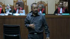 Terdakwa suap Hakim Pengadilan Tinggi Manado, Sudi Wardono usai menjalani sidang pembacaan nota pembelaan di Pengadilan Tipikor, Jakarta, Rabu (23/5). Sebelumnya, Sudi Wardono dituntut hukuman delapan tahun penjara. (Liputan6.com/Helmi Fithriansyah)