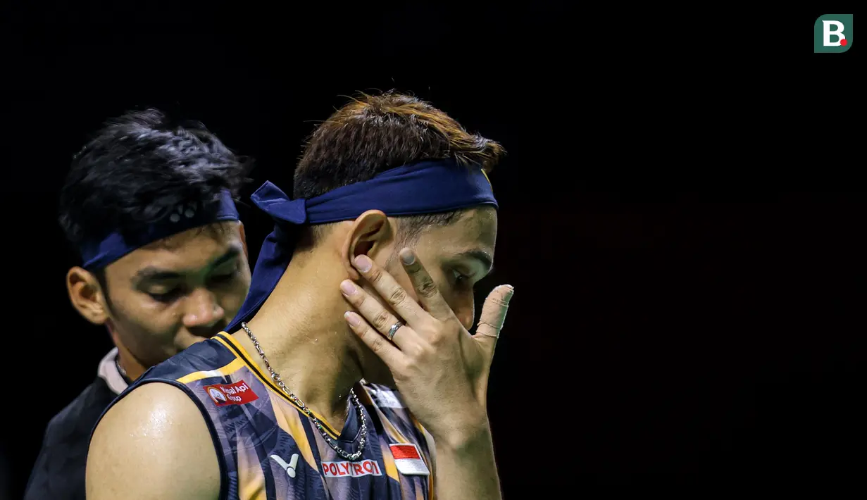 Pebulu tangkis ganda putra Indonesia, Fajar Alfian menyeka keringat saat berpasangan dengan Muhammad Sohibul Fikri dalam laga 32 besar Indonesia Open 2026 melawan wakil China, Chen Bo Yang/Liu Yi di Istora Senayan, Jakarta, Rabu (03/06/2026). (Bola.com/Bagaskara Lazuardi)