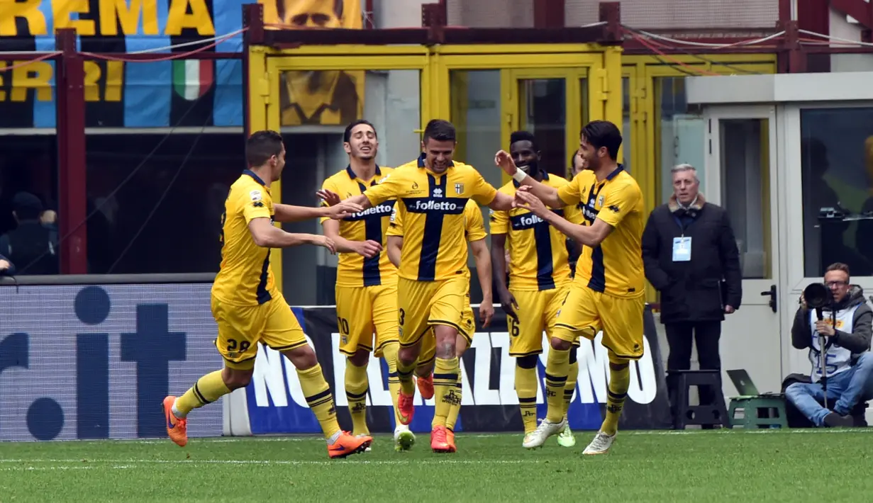 Pemain Parma setelah mencetak gol ke gawang Inter Milan di Stadion Giuseppe Meazza, Milan, (4/4/2015). Parma dinyatakan resmi bangkrut dan harus terdegradasi dari Serie A. (AFP/Giuseppe Cacace)