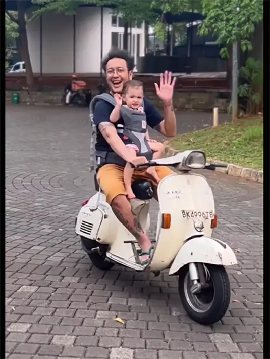 Dalam video yang dibagikan, Dimas bersama putrinya naik vespa di komplek dekat kediamannya. [Instagram/nadinelist]