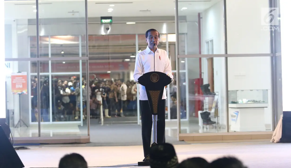 Presiden Joko Widodo memberi sambutan saat meresmikan Pasar Ikan Modern (PIM) Muara Baru di Jakarta Utara, Rabu (13/3). PIM Muara Baru yang menelan anggaran Rp150,68 miliar mengusung konsep pasar ikan yang higienis dan modern. (Liputan6.com/Angga Yuniar)