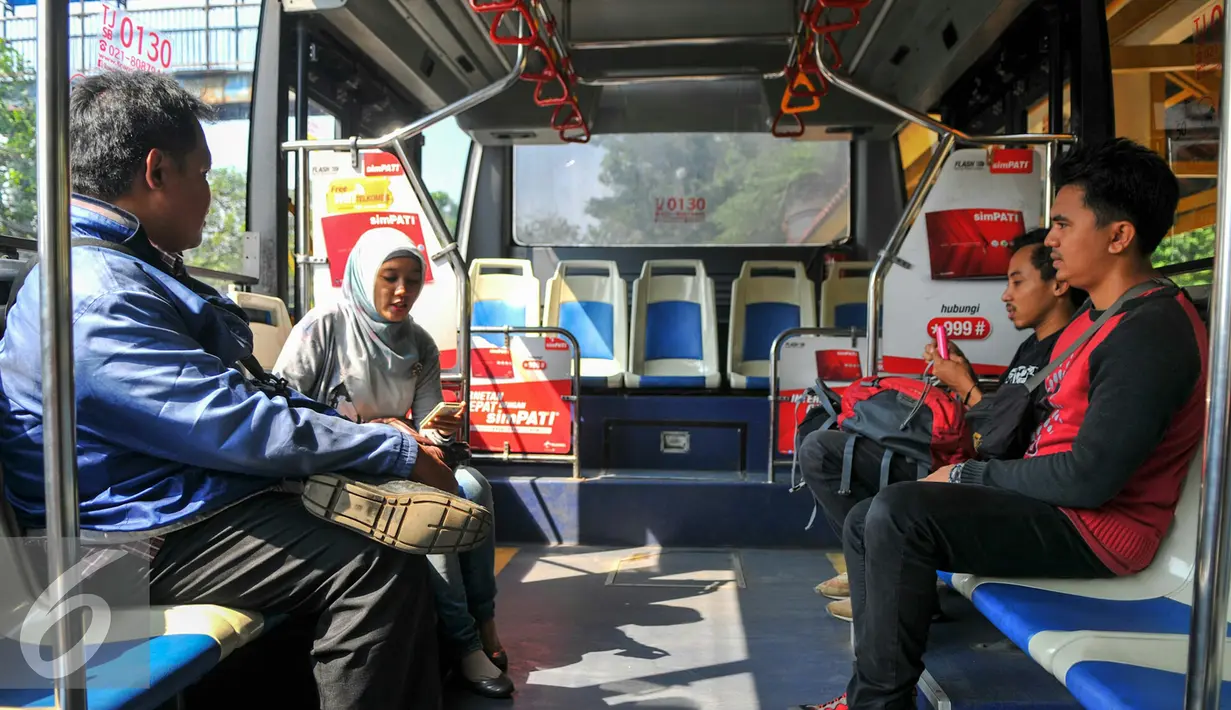 Penumpang saat berada di bus Transjakarta dari halte UI Depok, Jakarta, Senin (25/4/2016). Transjakarta tambha 4 rute baru yakni UI Depok-Manggarai,  Bekasi Timur-Grogol, Bekasi Barat-Bunderan HI dan Bekasi Barat-Tj.Priok. (Liputan6.com/Yoppy Renato)