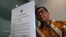 Komisaris PT Persib Bandung Bermartabat (PBB), Kuswara S Taryono menunjukkan lisensi klub profesional dari AFC. (Bola.com/Muhammad Ginanjar)