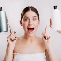 Kandungan sampo yang terlalu keras atau tidak sesuai tipe kulit kepala bisa mengiritasi kulit dan memperburuk ketombe. (Foto: lookstudio/Freepik)