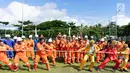 Kepala Divisi Formalitas SKK Migas, Didik S. Setyadi, bersama karyawan mengikuti lomba tarik tambang dalam rangka HUT ke-74 RI di kilang JOB Pertamina-Medco E&P Tomori Sulawesi, Sabtu (17/8/2019). Perlombaan digelar meningkatkan keakraban serta rasa cinta tanah air. (Liputan6.com/Immanuel Antonius)