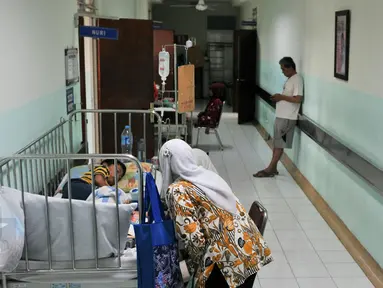 Pasien DBD anak-anak di RSUD kota Depok terpaksa harus di rawat di selasar rumah sakit akibat terbatasnya tempat tidur di rumah sakit, Depok, Selasa (9/2/2016). (Liputan6.com/Yoppy Renato)