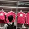 Seorang pengunjung memeriksa dari dekat jersey kandang terbaru Liverpool di Liverpool FC Store Indonesia di Pondok Indah Mal 2, Jakarta, Jumat (1/8/2025). (Bola.com/Hery Kurniawan).