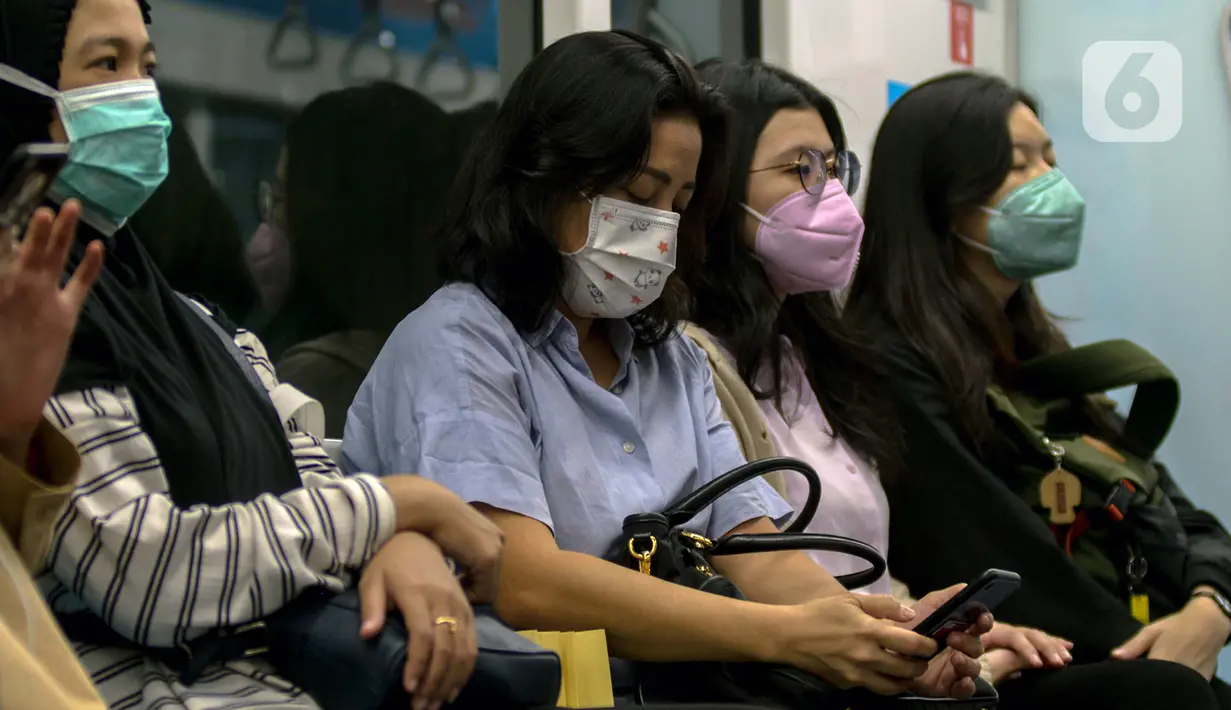 Para pekerja mengenakan masker di salah satu perkantoran di Jakarta, Selasa (3/3/2020). Pemeriksaan suhu tubuh tersebut untuk mengantisipasi penyebaran virus corona atau COVID-19 di lingkungan kerja. (merdeka.com/Imam Buhori)