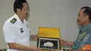 Citizen6, Surabaya: Setelah akhir kunjungan, Gunbernur Dallian Naval Academy, Senior Captain Jiang Guoping menyerahkan cindera mata kepada Dankobangdikal Laksda TNI Djoko Teguh Wahojo. (Pengirim: Penkobangdikal).