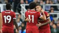 Gelandang Liverpool, Philippe Coutinho (kanan) melakukan selebrasi bersama Mohame Salah usai mencetak gol ke gawang Newcastle United, pada laga di Stadio St James Park, Minggu (1/10/2017) malam WIB. Laga berakhir imbang 1-1.  (AFP/Lindsey Parnaby)