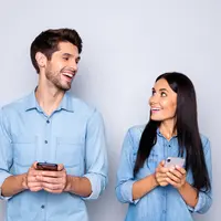 ilustrasi pasangan kencan online/Roman Samborskyi/Shutterstock