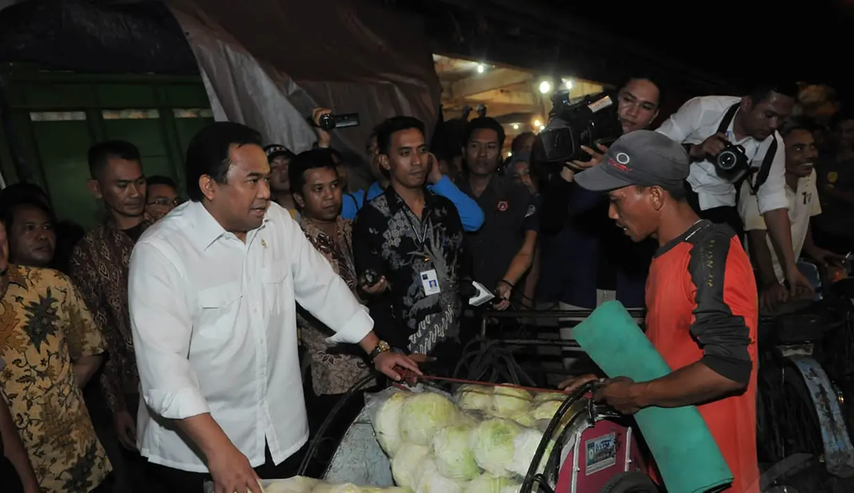Mendag Rachmat Gobel saat mendengar keluhan salah satu pedagang di Pasar Induk Tanah Tinggi, Tangerang, Selasa (18/11/2014). (Liputan6.com/Herman Zakharia)
