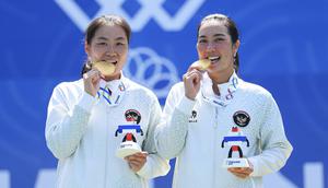 Petenis ganda putri Indonesia, Aldila Sutjiadi/Janice Tjen, berhasil merebut medali emas SEA Games 2025 di National Tennis Development Center, Nonthanburi, pada Jumat (19/12/2025). (NOC Indonesia)