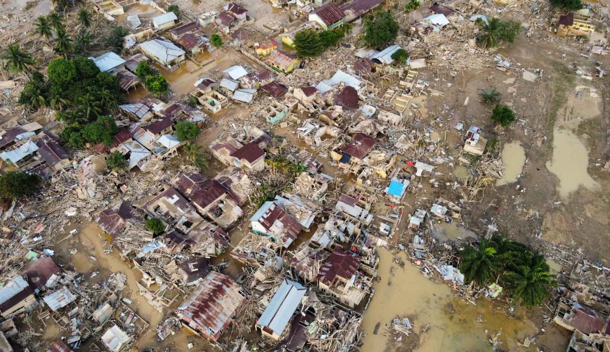 Berdasar informasi dari data bencana hidrometeologi siklon tropis senyar yang dikeluarkan Badan Penanggulangan Bencana Daerah (BPBD) Kabupaten Aceh Tamiang pada Kamis (4/12) malam, setidaknya terdapat 2.698 rumah warga di Kabupaten Aceh Tamiang yang mengalami kerusakan parah. Tampak foto udara yang diambil menggunakan drone ini menunjukkan wilayah yang terdampak banjir bandang di Aceh Tamiang, Pulau Sumatra, Kamis 4 Desember 2025. (AP Photo/Binsar Bakkara)