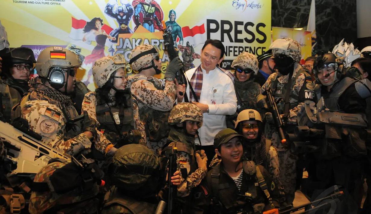 Wakil Gubernur DKI Jakarta Basuki Tjahaja Purnama (tengah) menyambangi pecinta cosplay di Balaikota DKI Jakarta, (10/10/2014). (Liputan6.com/Herman Zakharia)