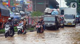 Polisi mengimbau agar pengendara yang melintas berhati-hati dan menghindari ruas jalan tersebut. (merdeka.com/Arie Basuki)