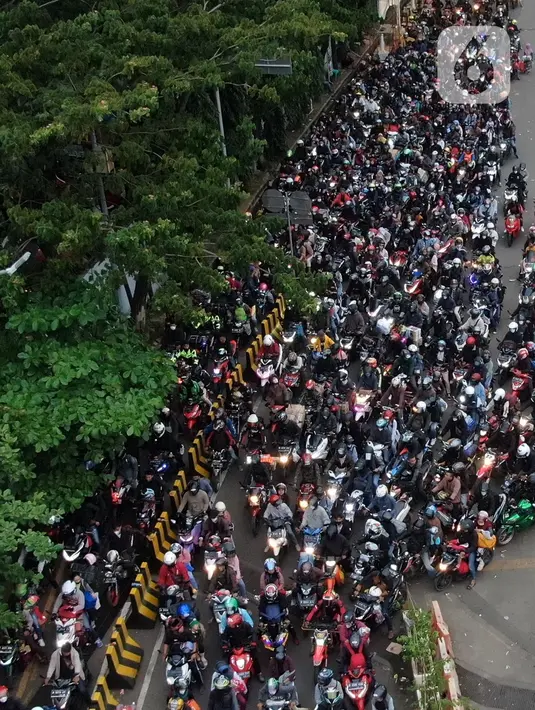 <p>Pantauan udara ribuan pemudik sepeda motor memadati pelabuhan Merak Banten, Sabtu (30/4/2022). H-2 Lebaran atau Puncak Arus Mudik, pelabuhan Merak diserbu ribuan pemudik motor. (Liputan6.com/Angga Yuniar)</p>