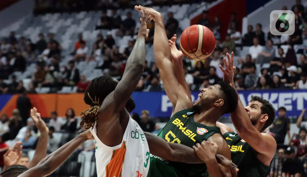 Timnas basket Brasil berhasil menaklukkan Pantai Gading 89-77 pada partai penentu Grup G FIBA World Cup 2023 di Indonesia Arena, Rabu (30/8/2023). (Liputan6.com/Helmi Fithriansyah)