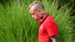 Gelandang Belgia, Radja Nainggolan, bersiap mengikuti latihan jelang Piala Eropa 2016 di Le Haillan, Prancis, Kamis (9/6/2016). (AFP/Emmanuel Dunand)