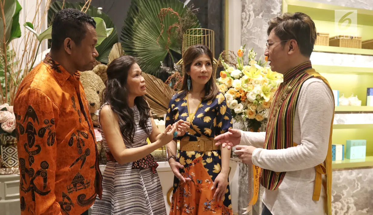 Bincang-bincang dan foto bersama perwakilan proyek film Mansinam (Man Is Man) Yudhi Purwanto Harjono (kanan) dengan Izaak Wondiwoy, Martha Limahelu, dan Deborah Caroline saat acara perkenalan di Jakarta, Minggu (12/5/2019). (Liputan6.com/Johan Tallo)