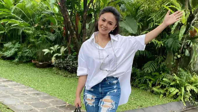 FOTO: Gaya OOTD Yuni Shara dengan Busana Putih, Tampil Menawan