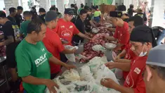 Petugas bersiap mendistribusikan daging kurban yang telah disembelih di Rumah Potong Hewan (RPH) Masjid Istiqlal, Jakarta, Selasa (18/6/2024). (Liputan6.com/Herman Zakharia)