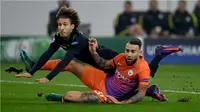 Bek Manchester City, Nicolas Otamendi, berduel dengan pemain Moenchengladbach, Fabian Johnson, pada laga kelima Grup C Liga Champions di Borussia-Park, Rabu (23/11/2016). (AFP/Patrik Stollarz)