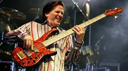 Mike Porcaro sendiri menjadi anggota resmi dari band Toto ketika menggantikan pendahulunya, Mike Hungate, sewaktu Toto sedang jaya-jayanya pada 1982. (www.ew.com)