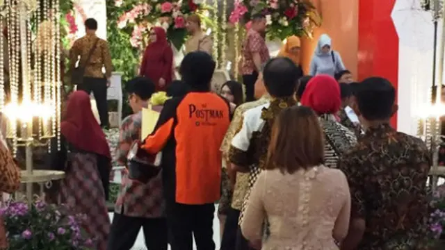 Aksi Kocak Kurir Antarkan Paket ke Acara Pernikahan