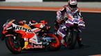 Pembalap Pramac Racing, Jorge Martin (kanan), bersenggolan dengan pembalap Repsol Honda, Marc Marquez dalam MotoGP Valencia yang berlangsung di Sirkuit Ricardo Tormo, Valencia, Spanyol Minggu (26/11/2023). (AFP/Javier Soriano)