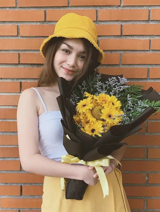 Tak hanya cantik, Icha Nabilah pun memiliki gaya berpakaian yang menarik. Penampilannya pun kerap mencuri perhatian para penggemarnya. Baik itu perempuan maupun laki-laki yang turut menjadi pengikutnya di media sosial Instagram. (Liputan6.com/IG/@ichanabilahh)