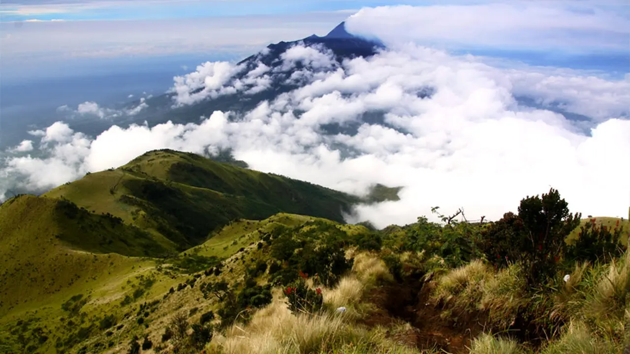 [Bintang] Gunung Lawu, gunung paling angker se-Indonesia