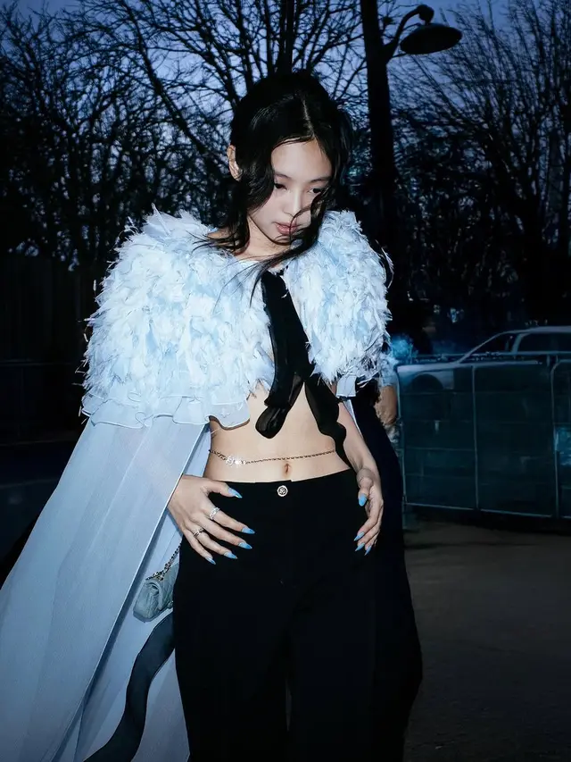 6 Gaya Jennie Blackpink dengan Sheer Bra dan Cape Dramatis di Chanel SS25 Couture Show, Akrab Bareng Kylie Jenner