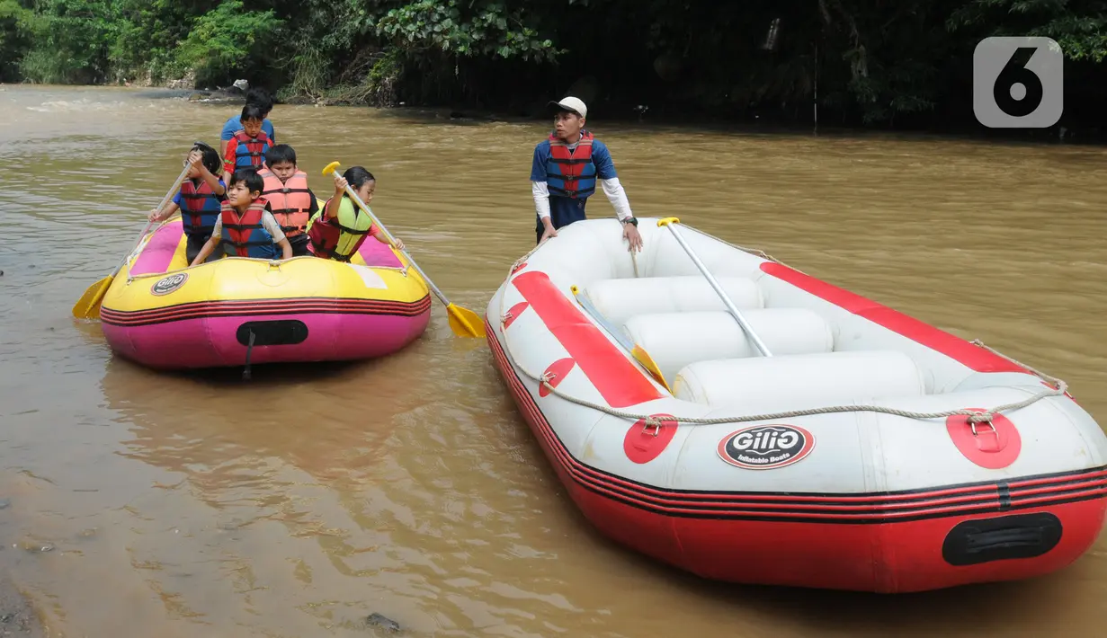 Anak-anak mengikuti rafting pada aliran Sungai Ciliwung di kawasan Bendungan Katulampa, Bogor, Minggu (15/5/2022). Kegiatan bermain sambil mengenalkan alam kawasan daerah aliran sungai (DAS) Ciliwung seperti hiking, menangkap ikan dan rafting yang diadakan oleh Hiking Bocah ini dilakukan setiap akhir pekan dengan biaya Rp 115 ribu/paket anak. (merdeka.com/Arie Basuki)
